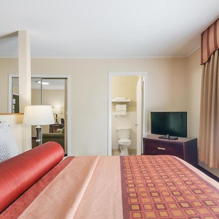 Rodeway Inn Weedsport Eksteriør billede